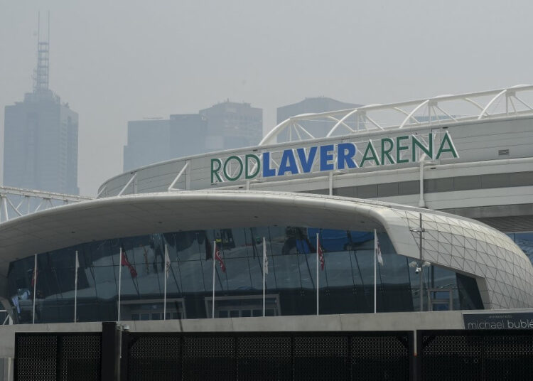 Smoke haze from unprecendented bushfires hover over the Rod Laver Arena ahead of the Australian Open in Melbourne on January 14, 2020. - Soaring pollution halted Australian Open practice and delayed qualifying on January 14 as smoke from raging bushfires hit the build-up to the season's opening Grand Slam. (Photo by William WEST / AFP)